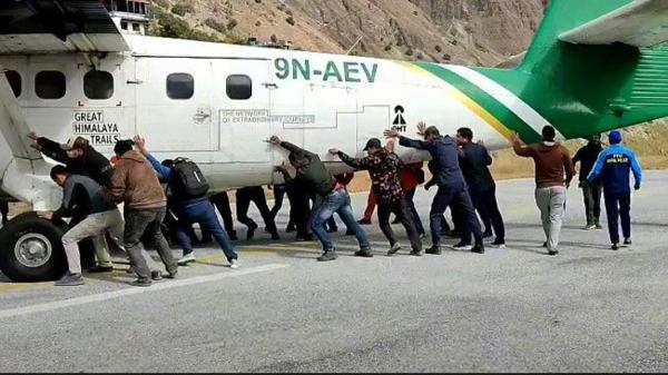 وقتی مسافران هواپیما را هل می دهند!